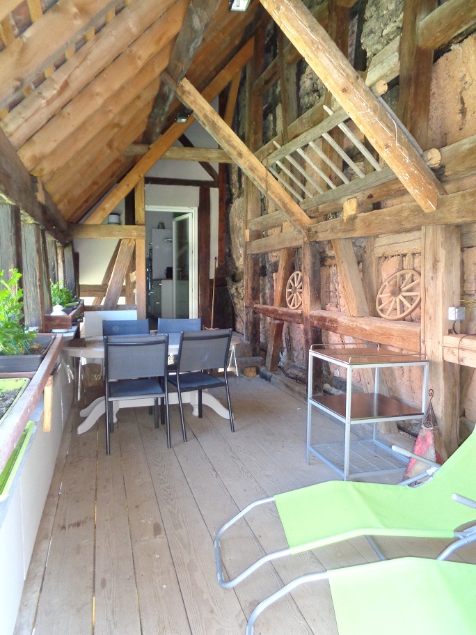 Vue terrasse complète depuis escalier